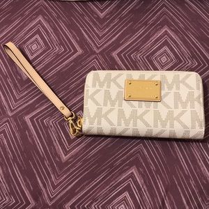 Michael Kohrs wristlet great condition